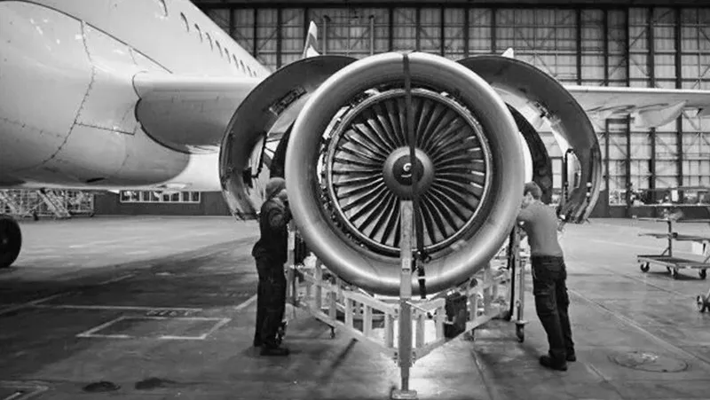 Ofrecemos hornos de tratamiento térmico al vacío para componentes aeronáuticos/ aeroespaciales