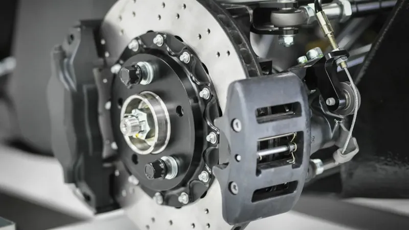 Ofrecemos hornos de tratamiento térmico al vacío para componentes automotriz