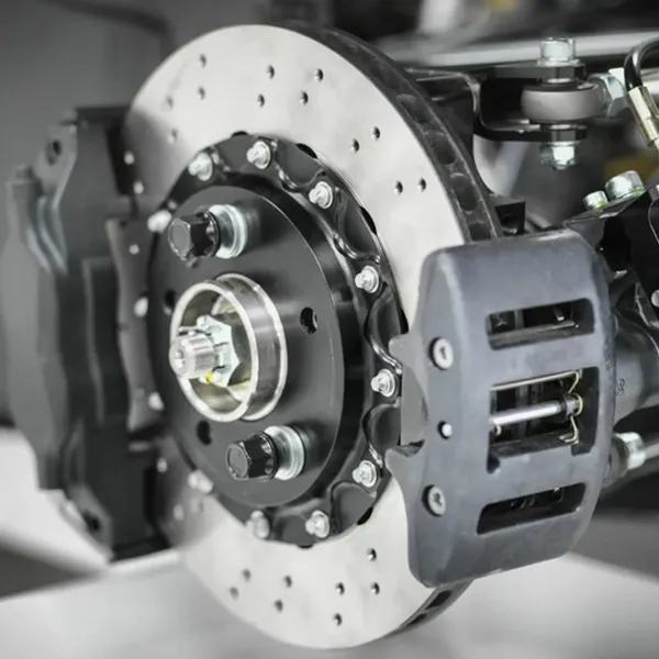 Ofrecemos hornos de tratamiento térmico al vacío para componentes automotriz